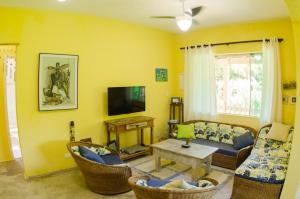 伊利亚贝拉Casa em condominio de alto padrao的客厅配有沙发、椅子和电视