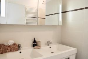 罗德兹Appartement T4 Vue Unique的白色的浴室设有水槽和橱柜