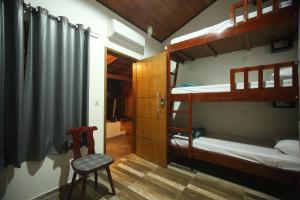 圣若热岛Savana Hostel的带两张双层床和椅子的房间