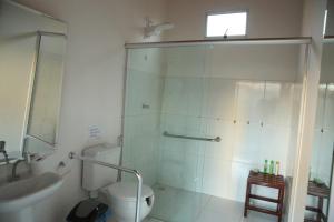 圣若热岛Savana Hostel的带淋浴、卫生间和盥洗盆的浴室