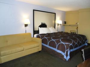 兰塔纳兰坦纳西棕榈滩速8酒店的酒店客房,配有床和沙发