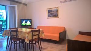 罗戈兹尼察Apartman Alka Rogoznica的客厅配有桌子和沙发