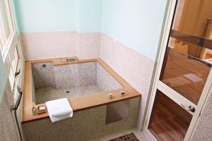后里星月文旅溫泉民宿的带淋浴的浴室,带玻璃门