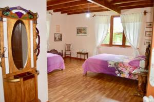 卡哈马卡Los Jardines de Teresa的一间卧室配有两张床和镜子