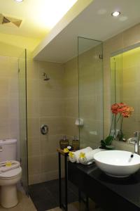 马格朗斯睿提马格朗酒店的一间带水槽和卫生间的浴室
