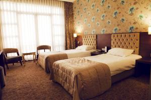 伊斯坦布尔苏戴越酒店的酒店客房设有两张床和窗户。