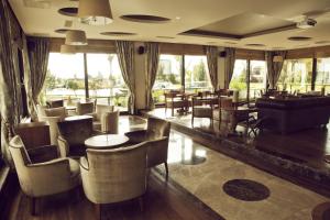 伊斯坦布尔苏戴越酒店的餐厅设有桌椅和窗户。