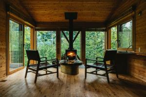 箱根Hakone Retreat villa 1f的小木屋内带壁炉的客厅