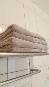 绿岛海明威的浴室毛巾架上的毛巾堆