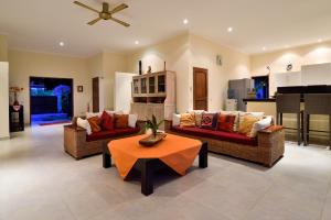 Banjar萨夫兰别墅的客厅配有两张沙发和一张桌子