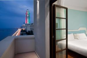 巴里JR Hotels Bari Grande Albergo delle Nazioni的客房设有窗户,享有灯塔的景色