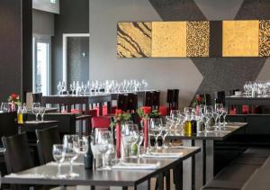 莱茵费尔登Boutique Hotel Bellevue Rheinfelden / Basel的用餐室配有桌椅和酒杯
