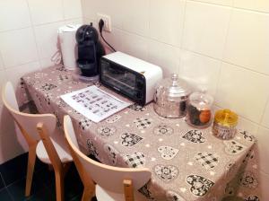 博洛尼亚Mini Chic Downtown的桌子,上面有桌布,上面有烤面包机