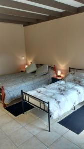 阿杜尔河畔艾尔卡斯特拉度假屋的一间卧室,配有两张床