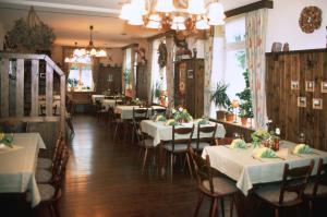 弗劳恩瓦尔德德赖皇冠酒店的餐厅内带桌椅的用餐室