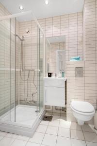 奥斯陆Frogner I, As Home的带淋浴、卫生间和盥洗盆的浴室