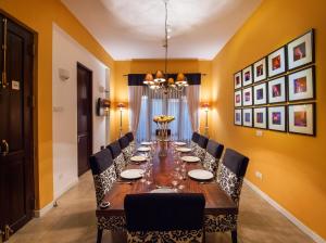 科伦坡Zylan Colombo的一间带长桌和椅子的用餐室