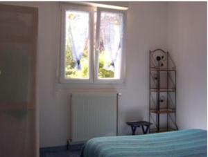 滨海科勒维尔乐克洛斯戴品度假屋酒店的一间卧室设有一张床和一个窗口