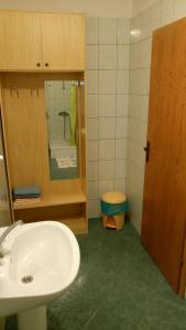 巴尔巴特纳拉布Apartmani Krunić的一间带水槽、卫生间和镜子的浴室
