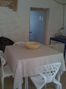 萨尔维Feudo Frammasi Bracchio的上面有一个碗的白色桌子