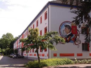 比特堡Hotel Bitburg的一面有画的建筑物