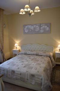 博洛尼亚梅塞地住宿加早餐旅馆的卧室配有带白色棉被的床