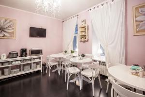 圣彼得堡Blues的一间设有白色桌椅的用餐室