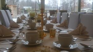 PeitzGasthaus Schillebold的长桌,带盘子和杯子,银器