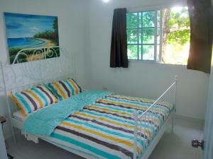 卡布雷拉Cabrera 6的一间卧室设有一张床和一个窗口