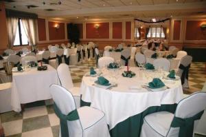 科利亚多·比利亚尔瓦加莱克酒店的宴会厅配有白色的桌子和白色的椅子