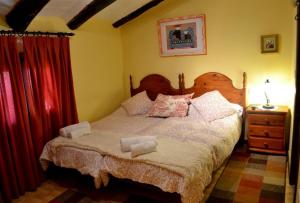 SiétamoPosada Abadia de Sietamo的一间卧室配有一张床,上面有两条毛巾