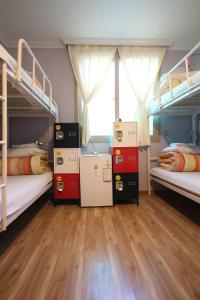 济州市耶哈旅馆的客房设有两张双层床和一扇窗户。