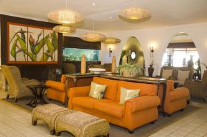 巴利托Salt Rock Hotel and Beach Resort的客厅配有橙色家具和壁炉