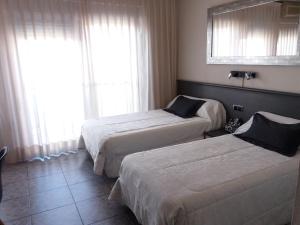帕特纳皮拉丽卡旅馆的酒店客房设有两张床和窗户。