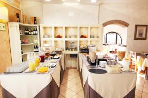 奎尔斯格罗萨La Loggia - Villa Gloria -Adults Only的厨房配有2张桌子和食物