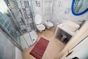 奥斯图尼Casa del Sud的带淋浴、卫生间和盥洗盆的浴室