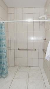 SangãoCoral Palace Hotel的浴室设有白色瓷砖淋浴。
