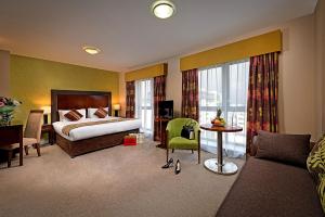 利默里克乔治利默里克酒店的酒店客房,配有床和沙发