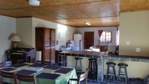 RhodesAlpine Swift Trails的厨房配有桌子和带凳子的酒吧