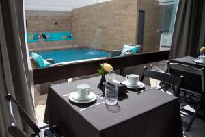 里约热内卢REF House Barra Da Tijuca的享有游泳池景致的餐桌