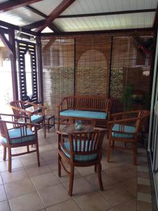塔马兰Villa Bayswater的庭院里摆放着一组椅子和一张桌子