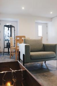 波尔图Lost Apartments的客厅配有沙发和桌子