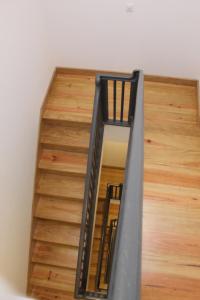 波尔图Lost Apartments的楼梯间设有黑色栏杆和木地板