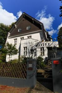 柏林兰德豪斯斯科腾瑟酒店的前面有标志的房子