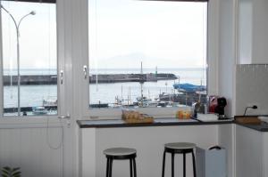 卡普里il Porto Capri Casa Vacanza的厨房设有窗户,享有码头的景致