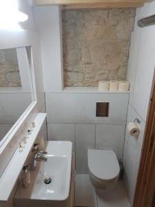 Ayios TheraponXenia 2的白色的浴室设有卫生间和水槽。