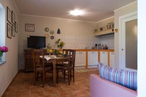 SordevoloCa' dal Pipa的厨房配有桌椅和电视。