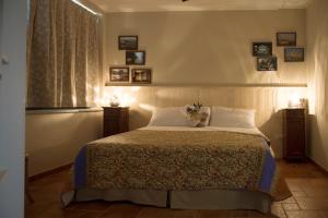 SordevoloCa' dal Pipa的一间卧室,床上放着鲜花