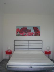 马拉泰亚Villa Manatí的一张床位,房间设有两张红色的桌子