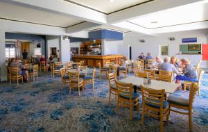 巴瑟尔顿巴瑟尔顿滨海大酒店的一间配备有桌椅的用餐室,